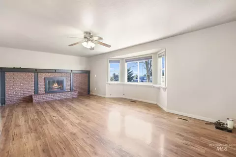 Living - 298 S 300 E, Jerome, ID 83338 photo 2 of 4