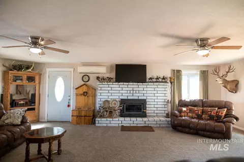 Living - 733 Pringle Rd, Weiser, ID 83672 photo 2 of 2
