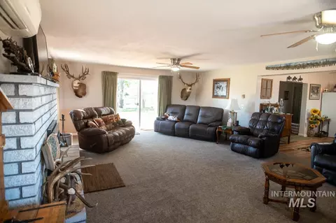 Living - 733 Pringle Rd, Weiser, ID 83672 photo 1 of 2