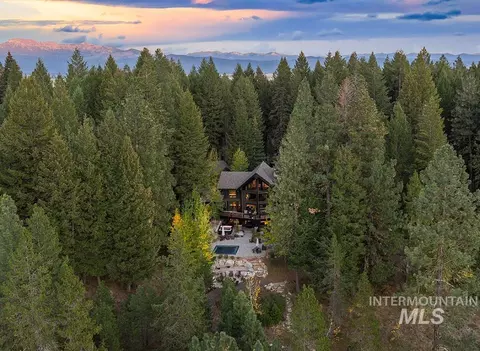 305 Blackhawk Lake Dr, Mccall, ID 83638
