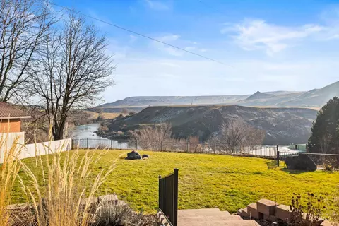 853 Pottery Rd, Bliss, ID 83314