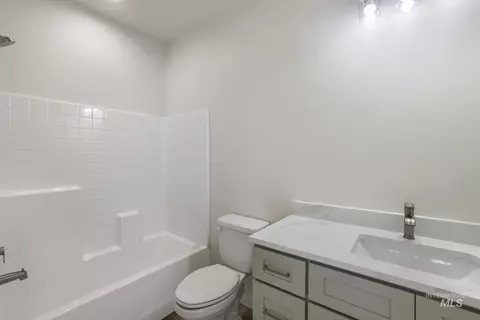 Bath - 902 23rd Ave E, Jerome, ID 83338 photo 2 of 4