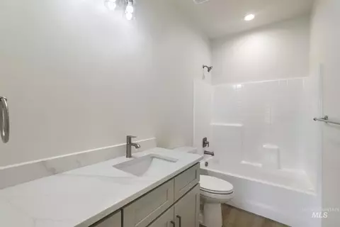 Bath - 902 23rd Ave E, Jerome, ID 83338 photo 3 of 4