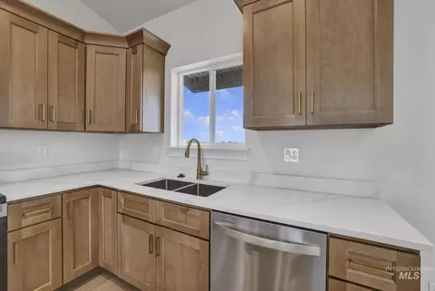 Kitchen - 910 23rd Ave E, Jerome, ID 83338 photo 3 of 4