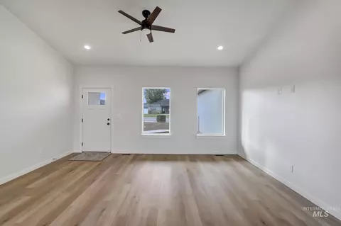 Living - 910 23rd Ave E, Jerome, ID 83338 photo 2 of 2