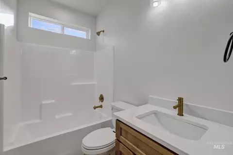 Bath - 910 23rd Ave E, Jerome, ID 83338 photo 1 of 2