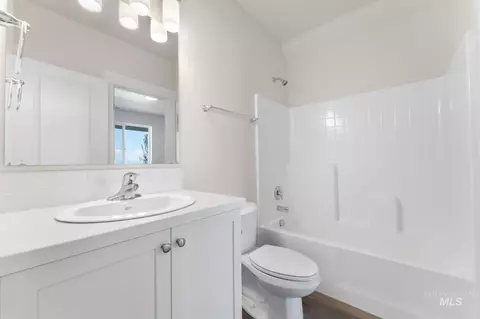 Bath - 2049 Sumac Ave, Middleton, ID 83644 photo 2 of 3