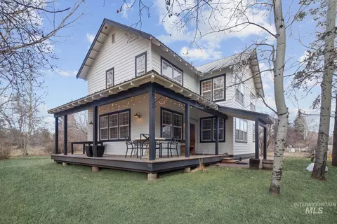 215 W Bullion St, Hailey, ID 83333