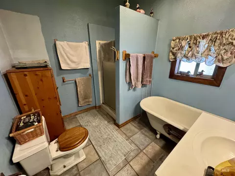 Bath - 412 Walnut St, Nezperce, ID 83543 photo 1 of 3