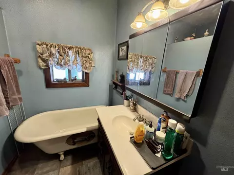 Bath - 412 Walnut St, Nezperce, ID 83543 photo 2 of 3