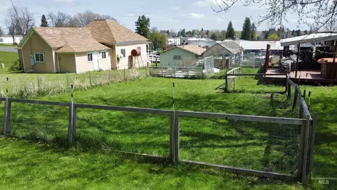 Exterior - 412 Walnut St, Nezperce, ID 83543 photo 5 of 6
