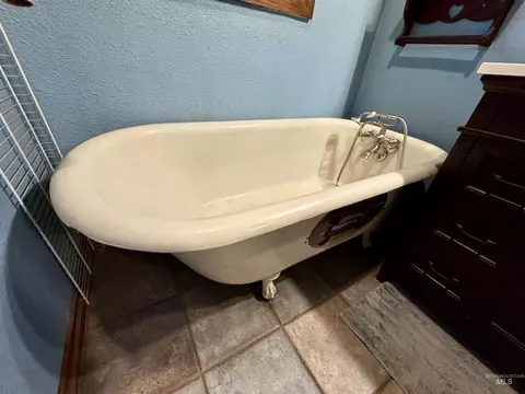 Bath - 412 Walnut St, Nezperce, ID 83543 photo 3 of 3
