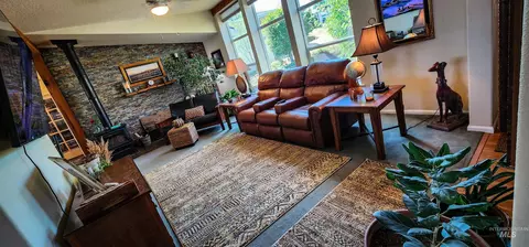 Living - 831 Crest Dr, Kamiah, ID 83536 photo 3 of 5