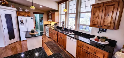 Kitchen - 831 Crest Dr, Kamiah, ID 83536 photo 4 of 7