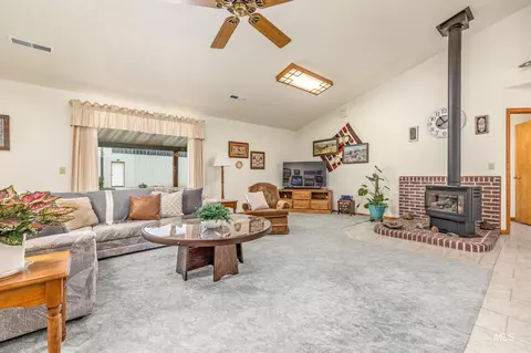 Living - 10514 Airpark Loop, Melba, ID 83641 photo 2 of 3