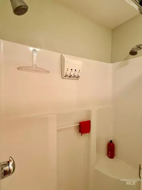 Bath - 811 Crest Dr, Kamiah, ID 83536 photo 2 of 5