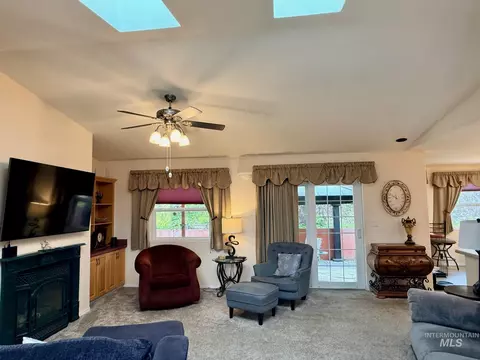 Living - 811 Crest Dr, Kamiah, ID 83536 photo 1 of 2