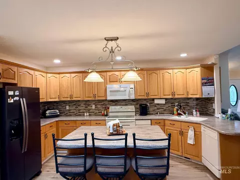 Kitchen - 811 Crest Dr, Kamiah, ID 83536 photo 3 of 3