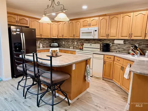 Kitchen - 811 Crest Dr, Kamiah, ID 83536 photo 2 of 3