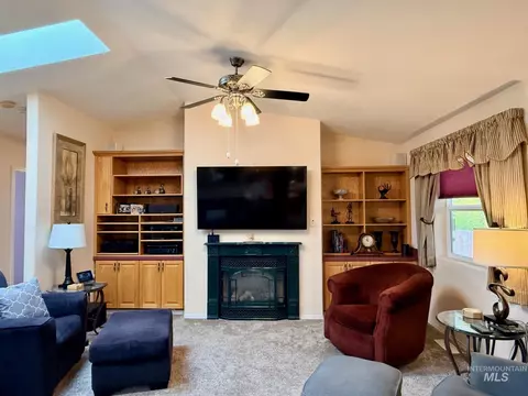 Living - 811 Crest Dr, Kamiah, ID 83536 photo 2 of 2