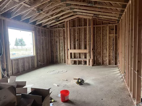Living - 516 Maple Ct, Genesee, ID 83832 photo 1 of 2
