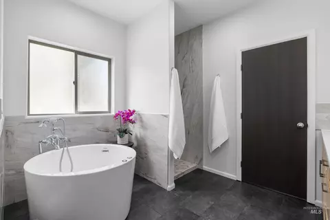Bath - 14119 Silver Ridge Rd, Caldwell, ID 83607 photo 2 of 7