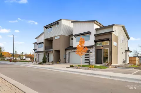 5288 N River Water Ln, Garden City, ID 83714