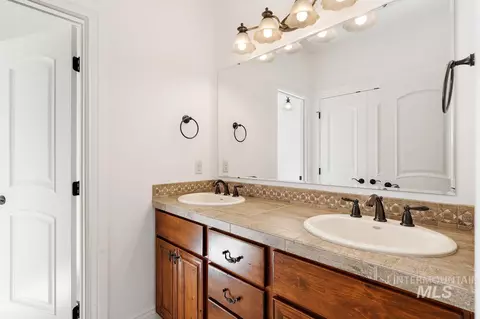 Bath - 1046 W Sherington Dr, Eagle, ID 83616 photo 5 of 7
