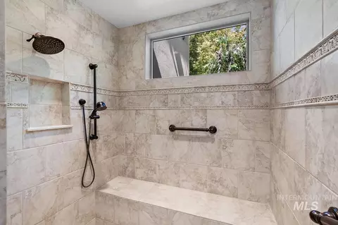 Bath - 1046 W Sherington Dr, Eagle, ID 83616 photo 3 of 7