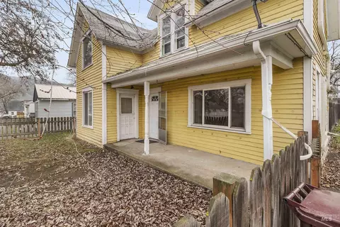 721 9th St, Clarkston, WA 99403