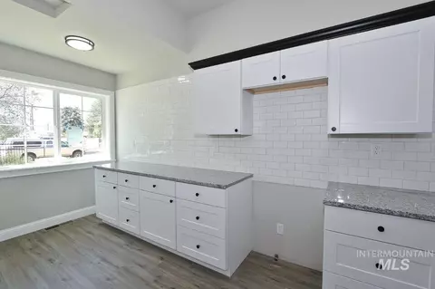 121 NW 2nd St, Ontario, OR 97914