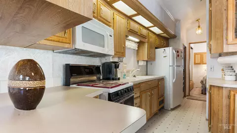 Kitchen - 514 E13 Sawyer St #E13, Cascade, ID 83611 photo 5 of 7