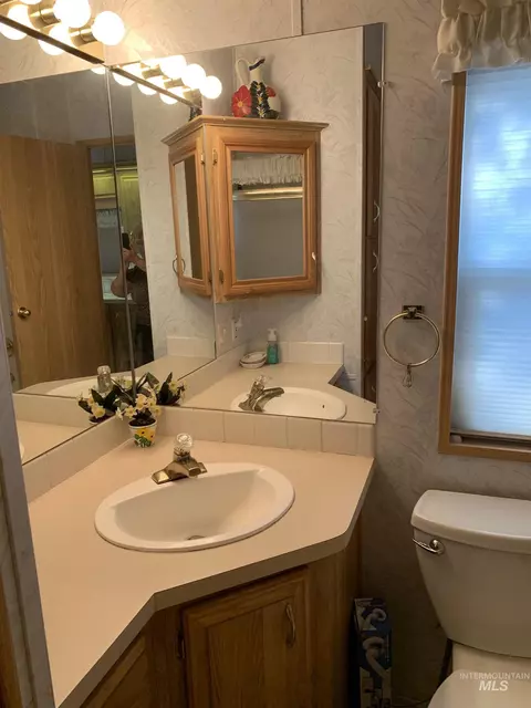 Bath - 514 E13 Sawyer St #E13, Cascade, ID 83611 photo 1 of 3