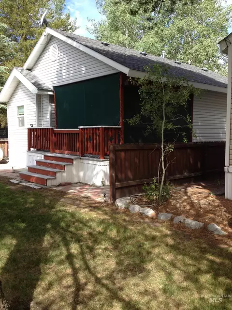 Exterior - 514 E13 Sawyer St #E13, Cascade, ID 83611 photo 3 of 13