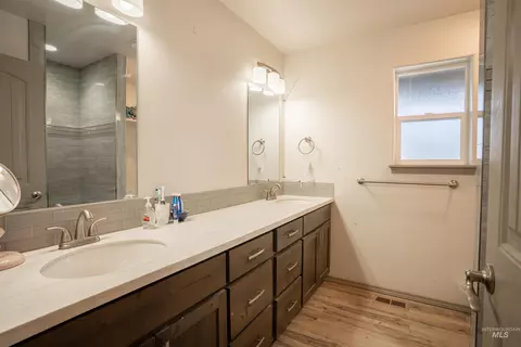 Bath - 808 E Ave J, Jerome, ID 83338 photo 2 of 3