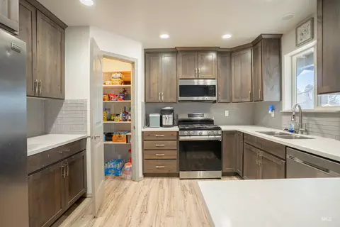 Kitchen - 808 E Ave J, Jerome, ID 83338 photo 3 of 4
