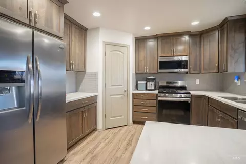 Kitchen - 808 E Ave J, Jerome, ID 83338 photo 2 of 4