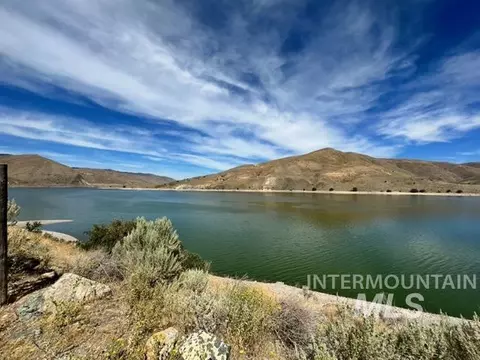 32214 Snake River Rd, Huntington, OR 97907
