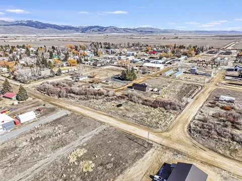 305 W Spruce Ave, Fairfield, ID 83327