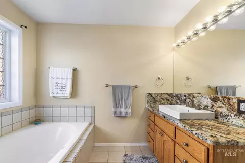 Bath - 733 Beta Cir, Twin Falls, ID 83301 photo 4 of 5