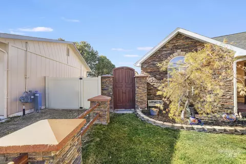 Exterior - 733 Beta Cir, Twin Falls, ID 83301 photo 4 of 17