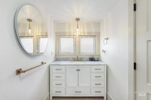 Bath - 661 2nd Ave N, Twin Falls, ID 83301 photo 5 of 6