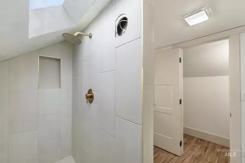 Bath - 661 2nd Ave N, Twin Falls, ID 83301 photo 6 of 6