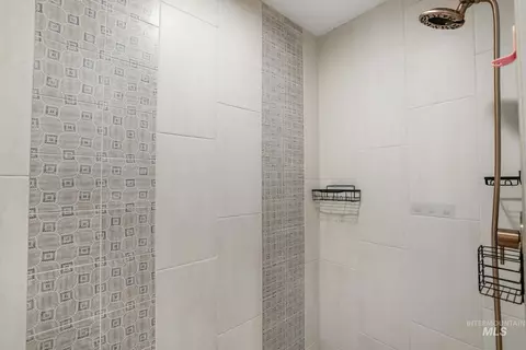 Bath - 661 2nd Ave N, Twin Falls, ID 83301 photo 4 of 6