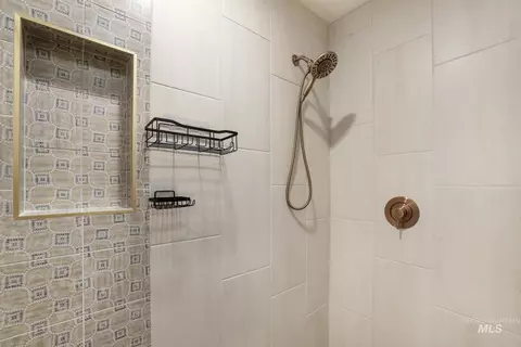 Bath - 661 2nd Ave N, Twin Falls, ID 83301 photo 2 of 6