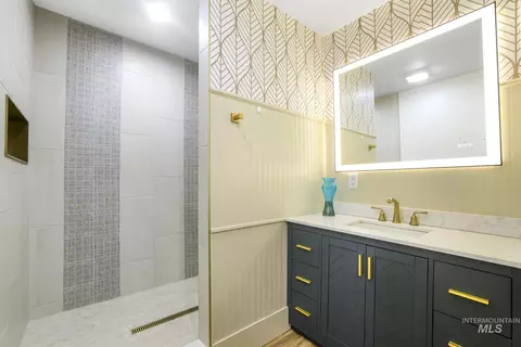 Bath - 661 2nd Ave N, Twin Falls, ID 83301 photo 3 of 6