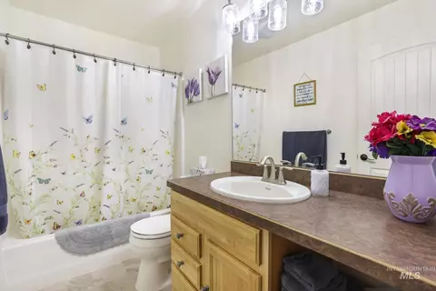 Bath - 560 Riverview Dr, Gooding, ID 83330 photo 1 of 4