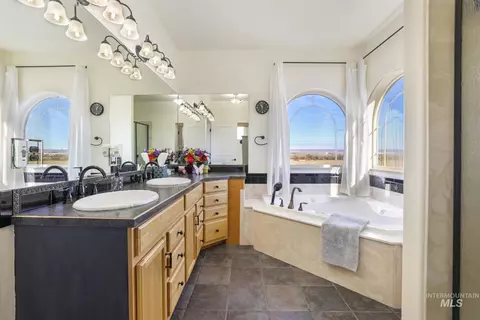 Bath - 560 Riverview Dr, Gooding, ID 83330 photo 4 of 4