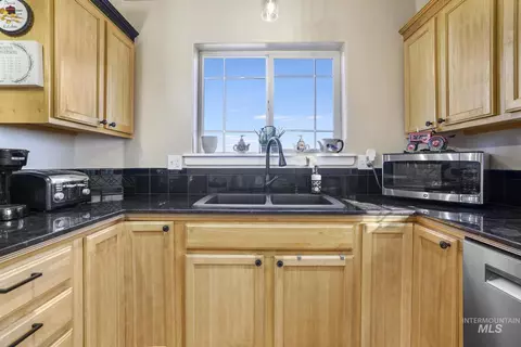 Kitchen - 560 Riverview Dr, Gooding, ID 83330 photo 4 of 6