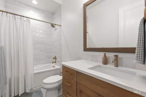 Bath - 6419 W Piaffe St, Eagle, ID 83616 photo 5 of 5